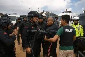Aksi warga menolak tambang nikel di Halmahera Timur